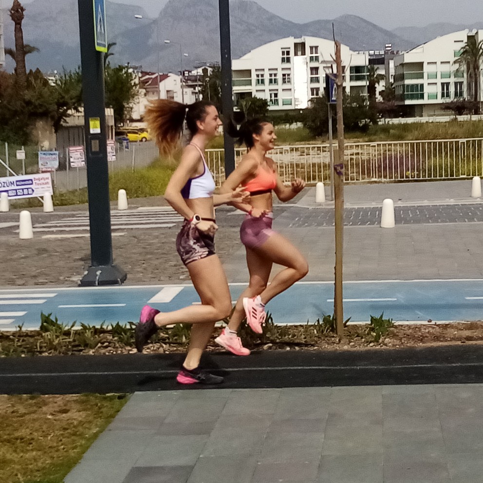 Diana Devaldová (vľavo) a Viktória Rusnáková trénujú v Antalyi na špeciálnej tartanovej dráhe.
